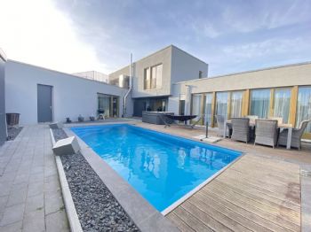 Wellnessbereich mit Pool 