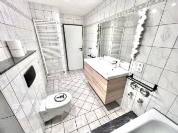 Bad mit WC und Spiegelschrank