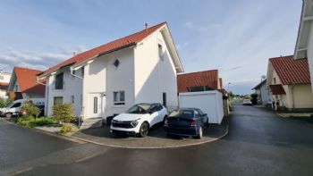 Haus mit Garage und Stellplätzen