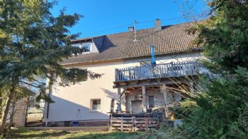 Haus mit Terrasse und Balkon