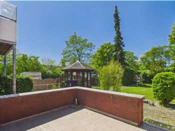 Blick von der Terrasse in den Garten