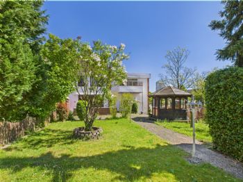 Blick vom Garten zum Haus