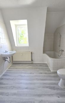 großes Bad mit Fenster