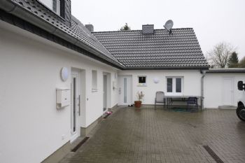 Hofansicht auf die zwei Wohneinheiten