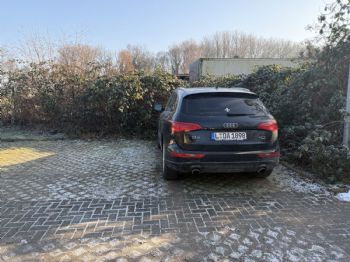 Parkpplatz links neben Audi