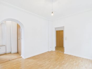 großes Zimmer Blick zur Wohnungstür  - Papenkamp - Lütt Immobilien