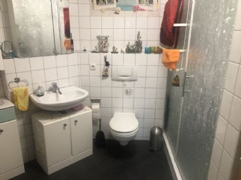 Badezimmer mit großer Dusche