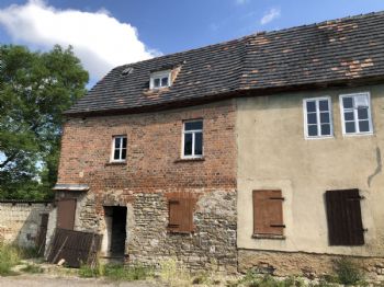 Gebäudeansicht mit Anbau