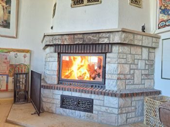 Kamin im Wohnzimmer im Obergeschoss