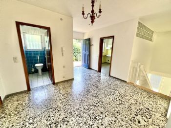 Diele mit Zugang zum Untergeschoss