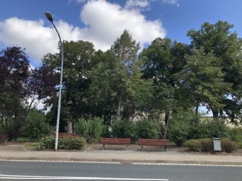 Kleiner Park vor dem Haus
