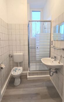 Musterbad mit Dusche und Genster