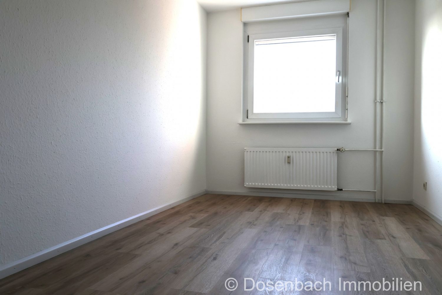 Bequem und zentrumsnah wohnen: Renovierte 3-Zimmer-Wohnung mit Lift und Tiefgarage - Photo 3