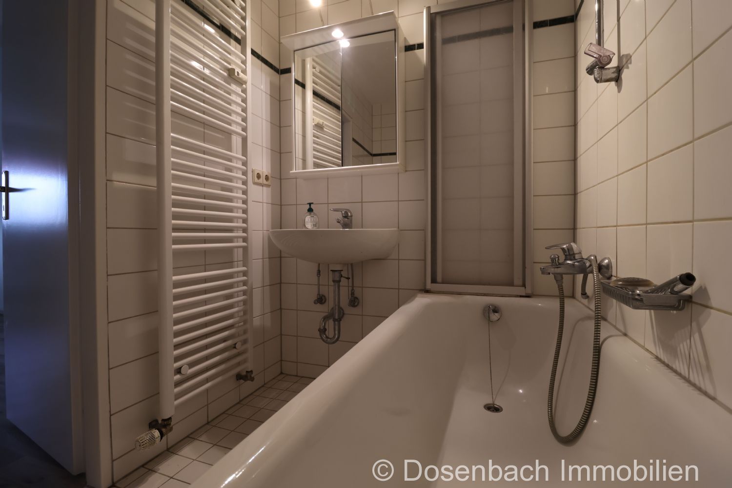 Bequem und zentrumsnah wohnen: Renovierte 3-Zimmer-Wohnung mit Lift und Tiefgarage - Photo 2