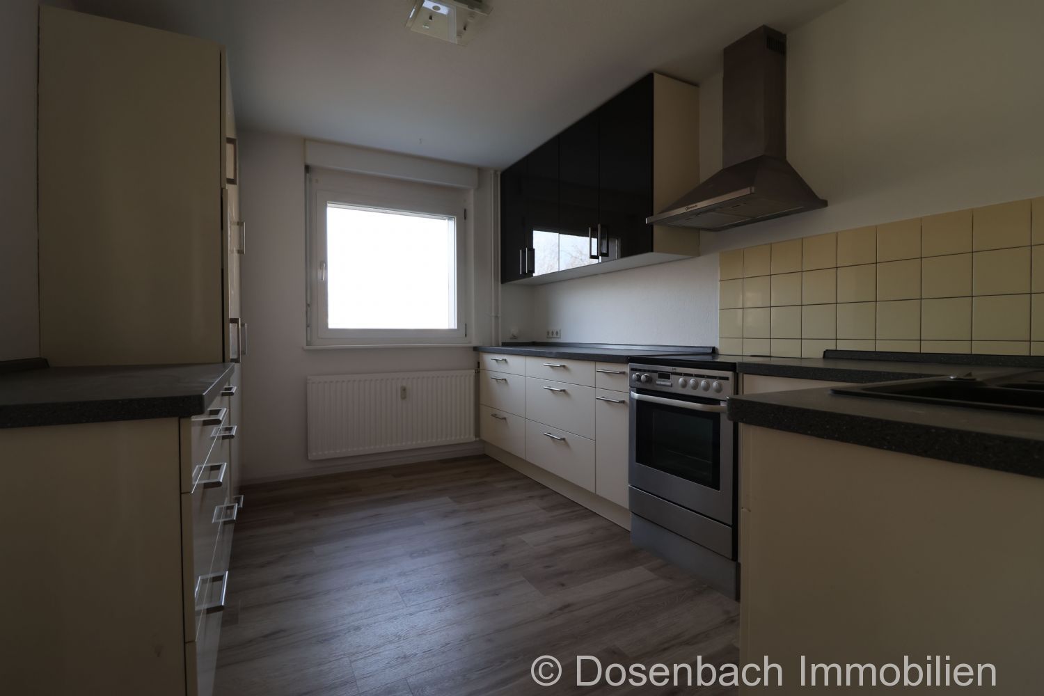 Bequem und zentrumsnah wohnen: Renovierte 3-Zimmer-Wohnung mit Lift und Tiefgarage - Photo 5