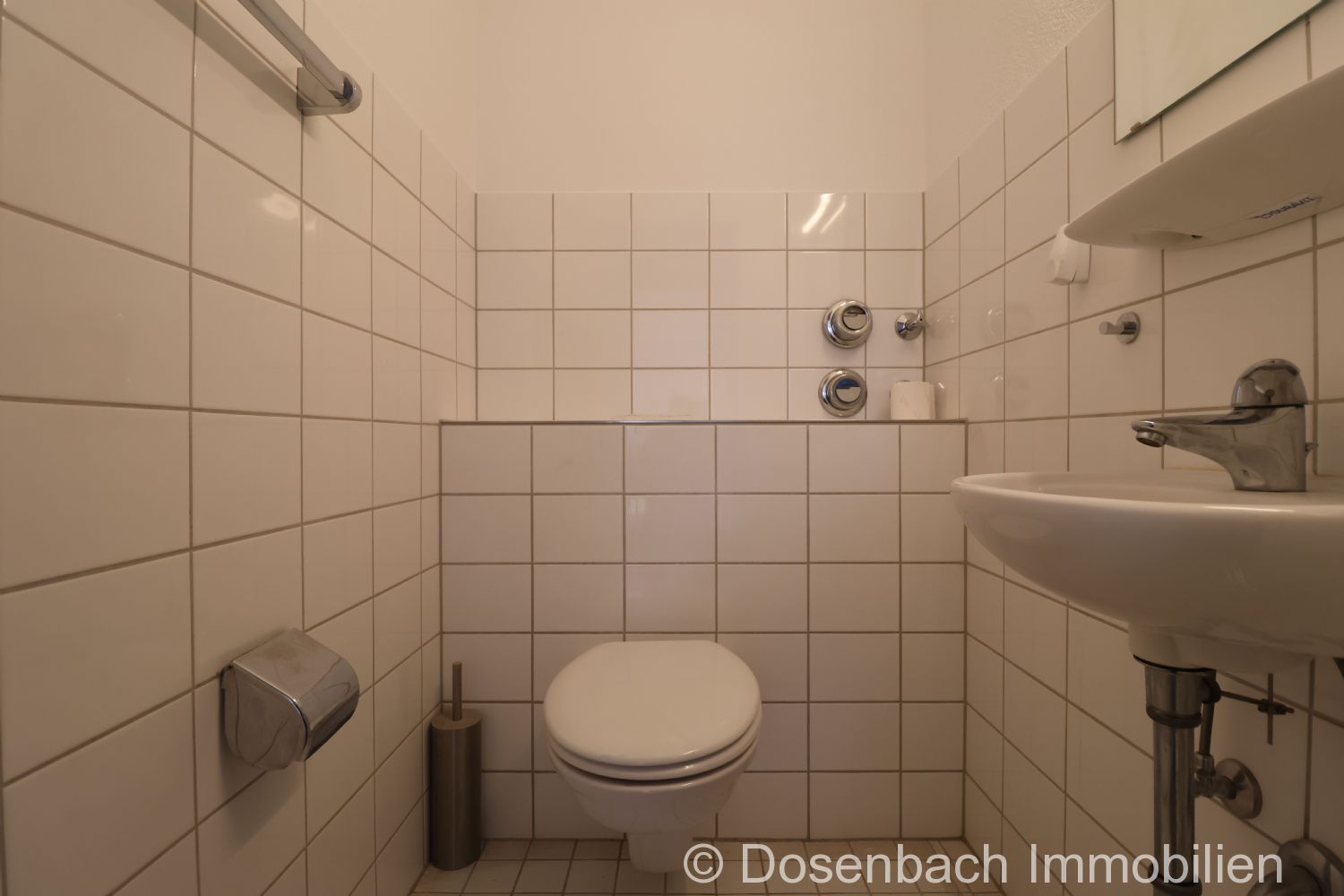 Bequem und zentrumsnah wohnen: Renovierte 3-Zimmer-Wohnung mit Lift und Tiefgarage - Photo 1