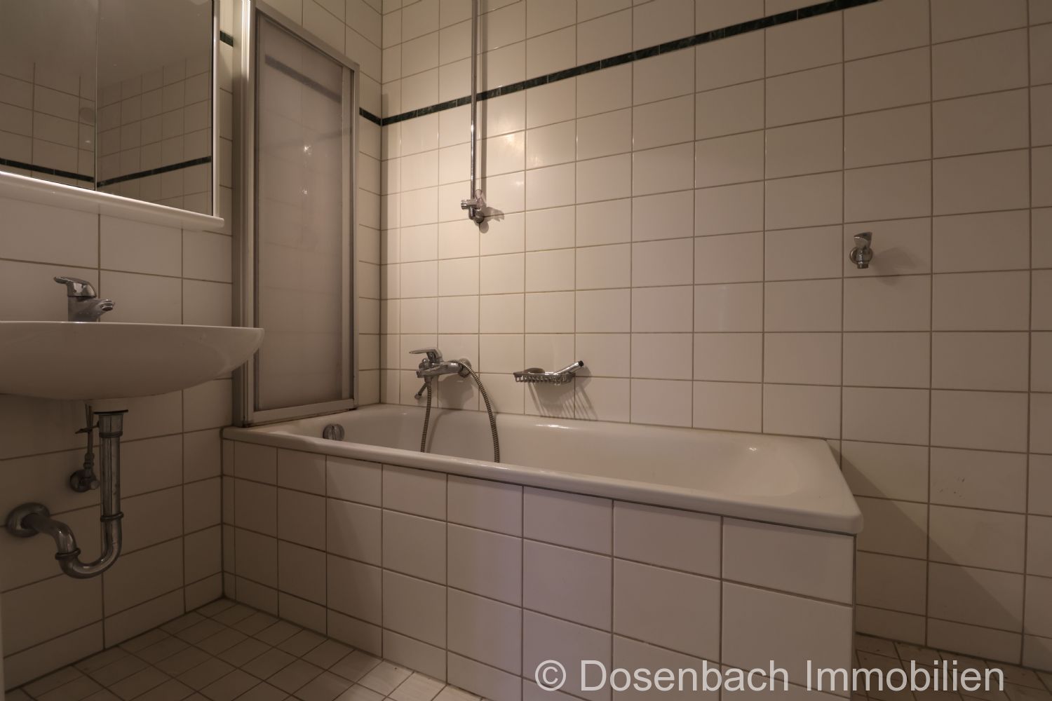 Bequem und zentrumsnah wohnen: Renovierte 3-Zimmer-Wohnung mit Lift und Tiefgarage - Photo 3