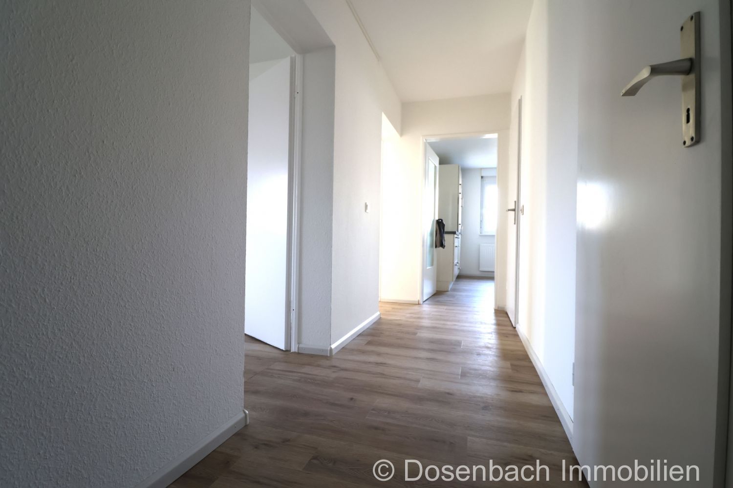Bequem und zentrumsnah wohnen: Renovierte 3-Zimmer-Wohnung mit Lift und Tiefgarage - Photo 5