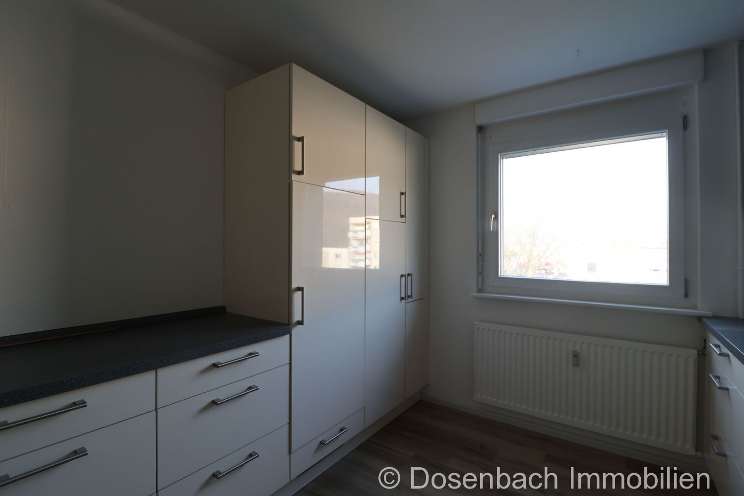 Bequem und zentrumsnah wohnen: Renovierte 3-Zimmer-Wohnung mit Lift und Tiefgarage - Photo 4