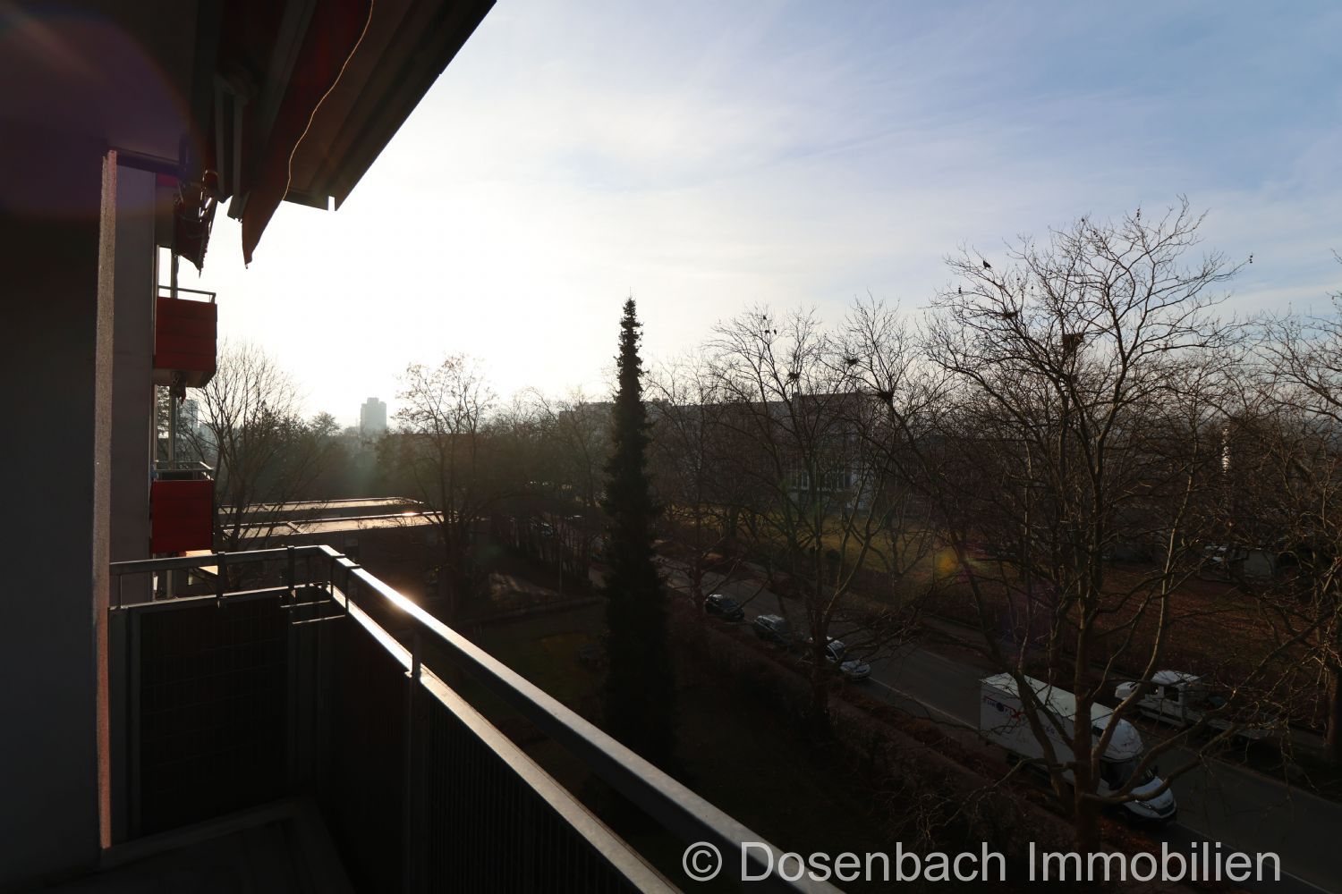Bequem und zentrumsnah wohnen: Renovierte 3-Zimmer-Wohnung mit Lift und Tiefgarage - Photo 1