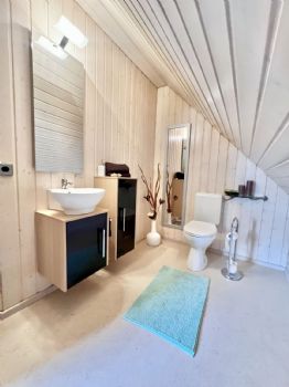 Bad mit WC und Handwaschbecken