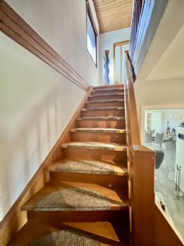 Holztreppe ins 1. OG