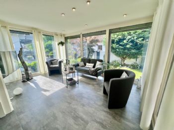 Wintergarten neben dem Wohnzimmer
