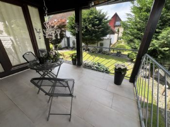 Überdachte Terrasse mit Gartenblick