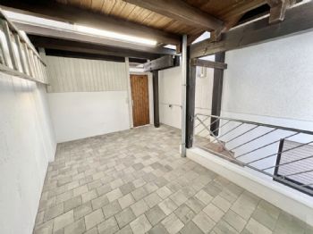 Überdachter großer Abstellraum