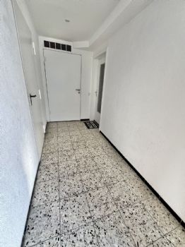 Flur zum Untergeschoss u. Einliegerwohnung