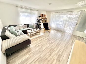 Wohnzimmer mit Zugang zur Terrasse