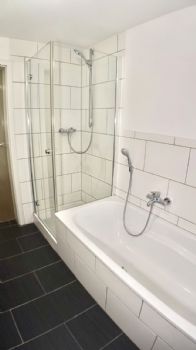 Dusche und Badewanne