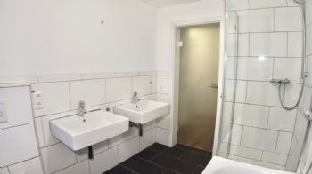 Tageslichtbad mit Dusche 