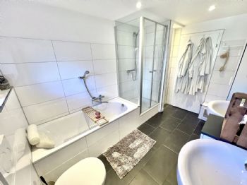 mit Badewanne und Dusche