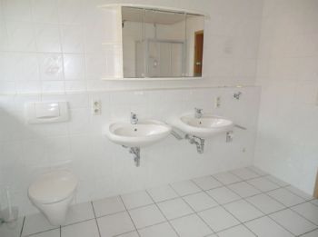 mit Doppelwaschbecken u. WC
