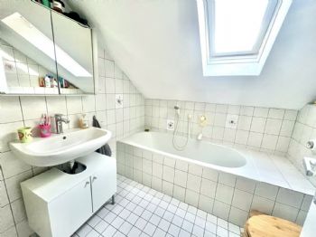Tageslichtbad mit Badewanne