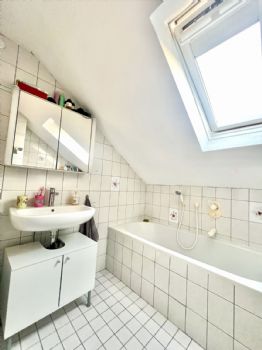 Tageslichtbad mit Badewanne