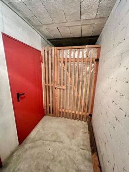 Kellerraum mit Zugang zur Garage