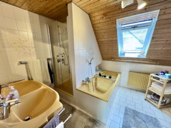 Tageslichtbad mit Badewanne