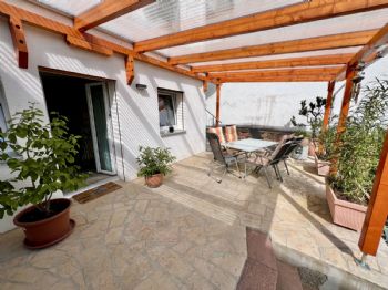 Terrasse mit Zugang zur Wohnung