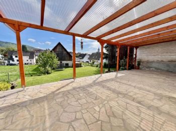 Große überdachte Terrasse mit