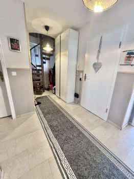 Diele mit Zugang zur Maisonette