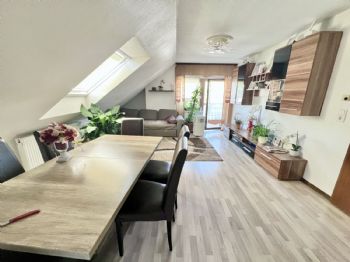 Wohn- und Esszimmer mit Zugang