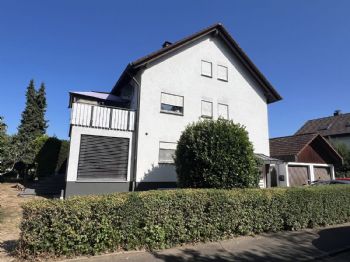 Mit Doppelgaragen und Wintergarten