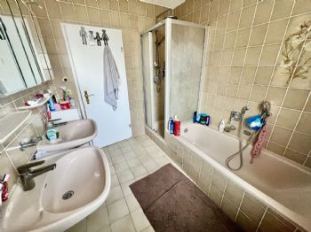mit Dusche und Badewanne