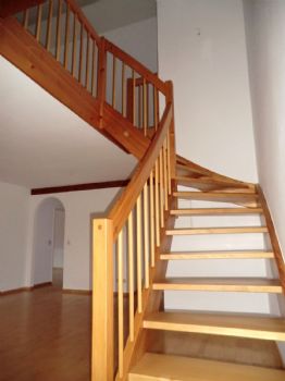 Holztreppe zum Dachspitz